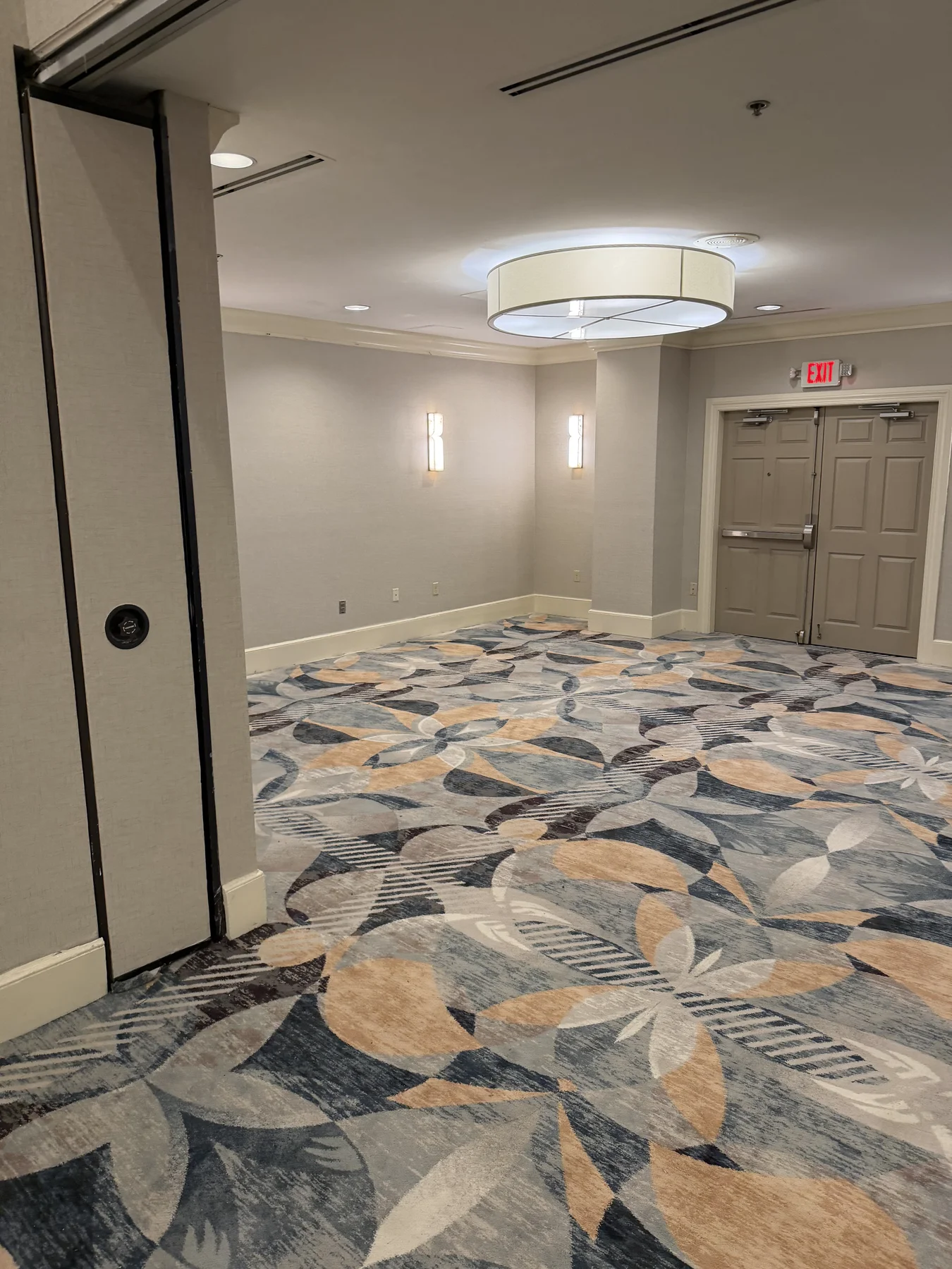 Carpet continuing through the ballroom partition at DoubleTree by Hilton, Jacksonville